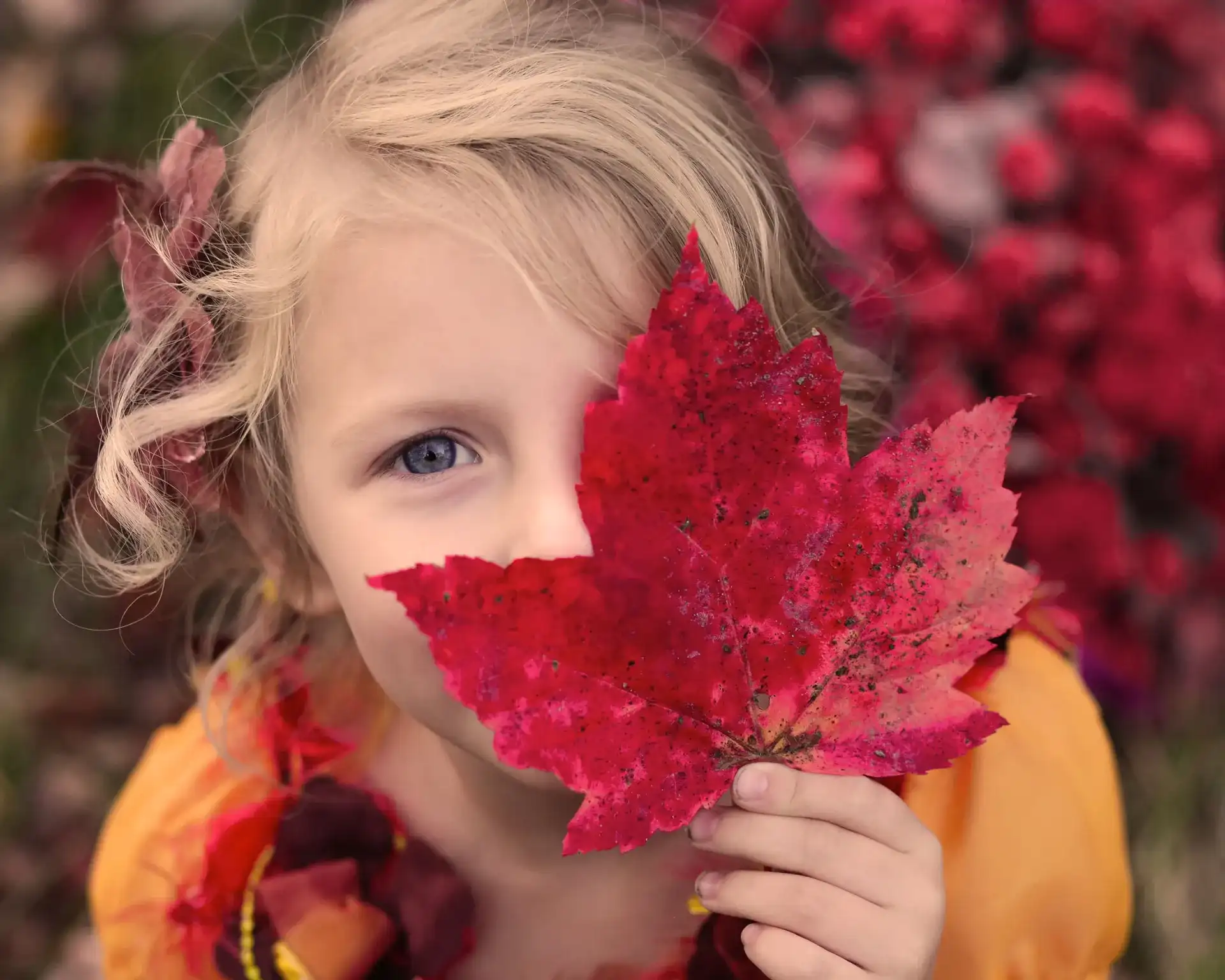 Ein Mädchen wird in der Praxis naturheilkundlich begleitet
